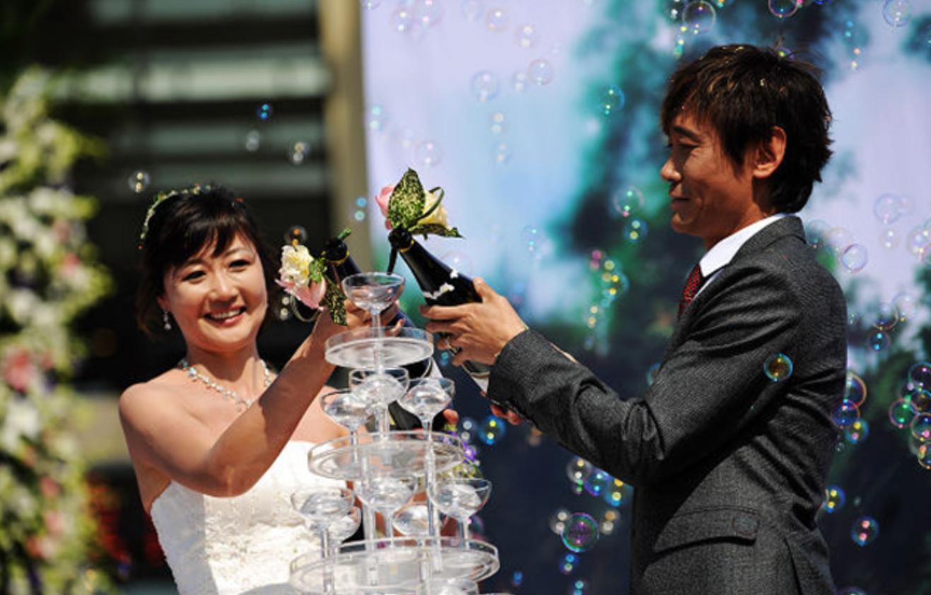 閭ｈ嫳鐖变簡10骞寸殑楂樺嘲濡備粖鎬庢牱,璁╅偅鑻辩敇鎷滀笅椋庣殑濂充汉