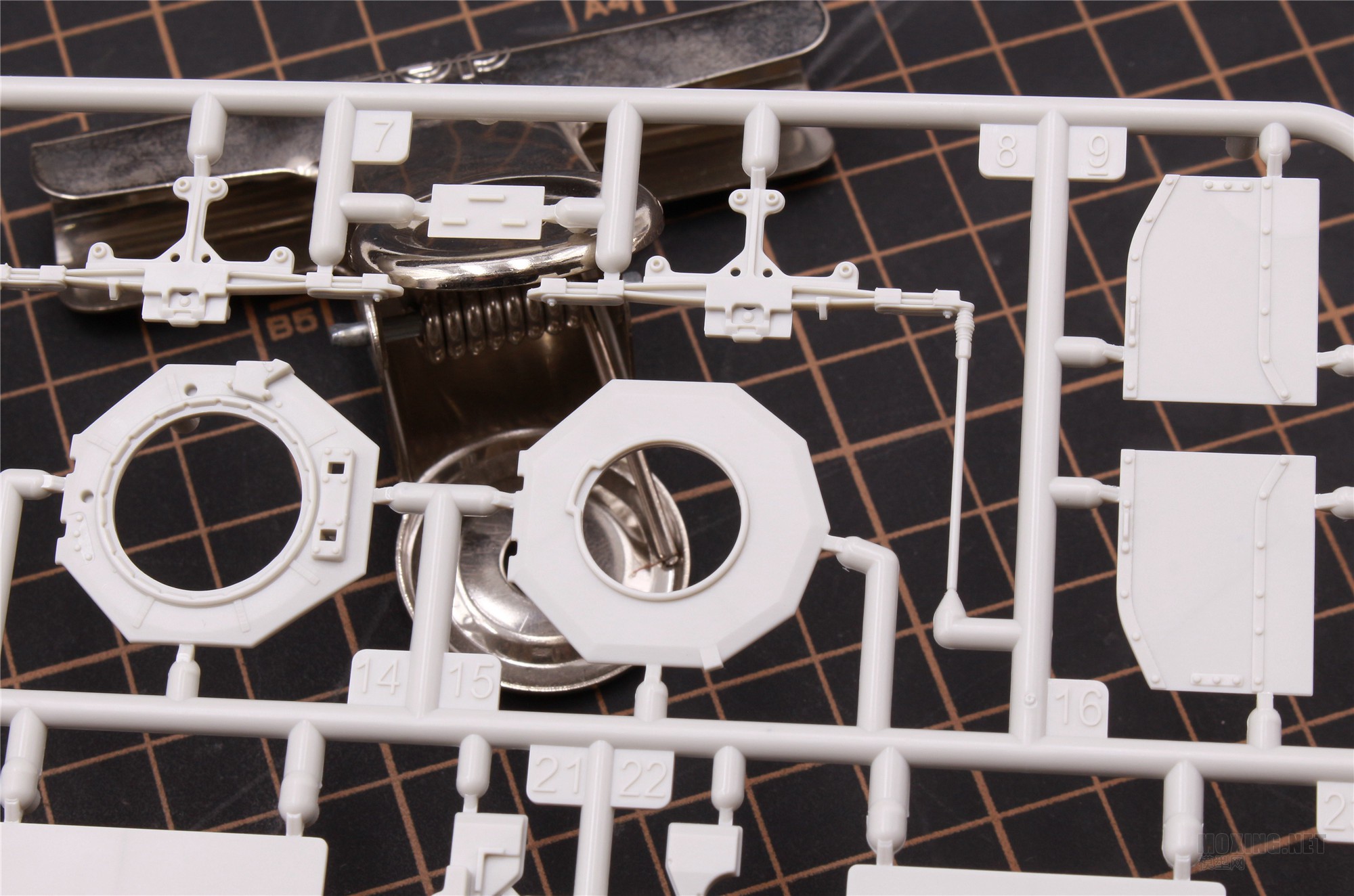 MENG,SS-018-1/35以色列“雌虎”重型装甲运输车-简介与开盒