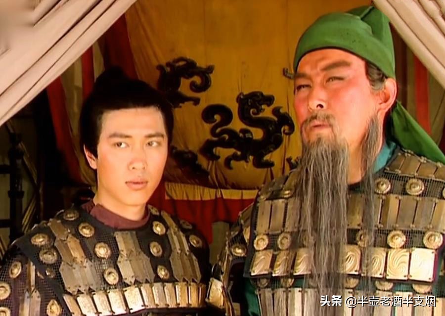 刘备哪来的底气让关羽接受黄忠,关羽为什么不愿黄忠为伍