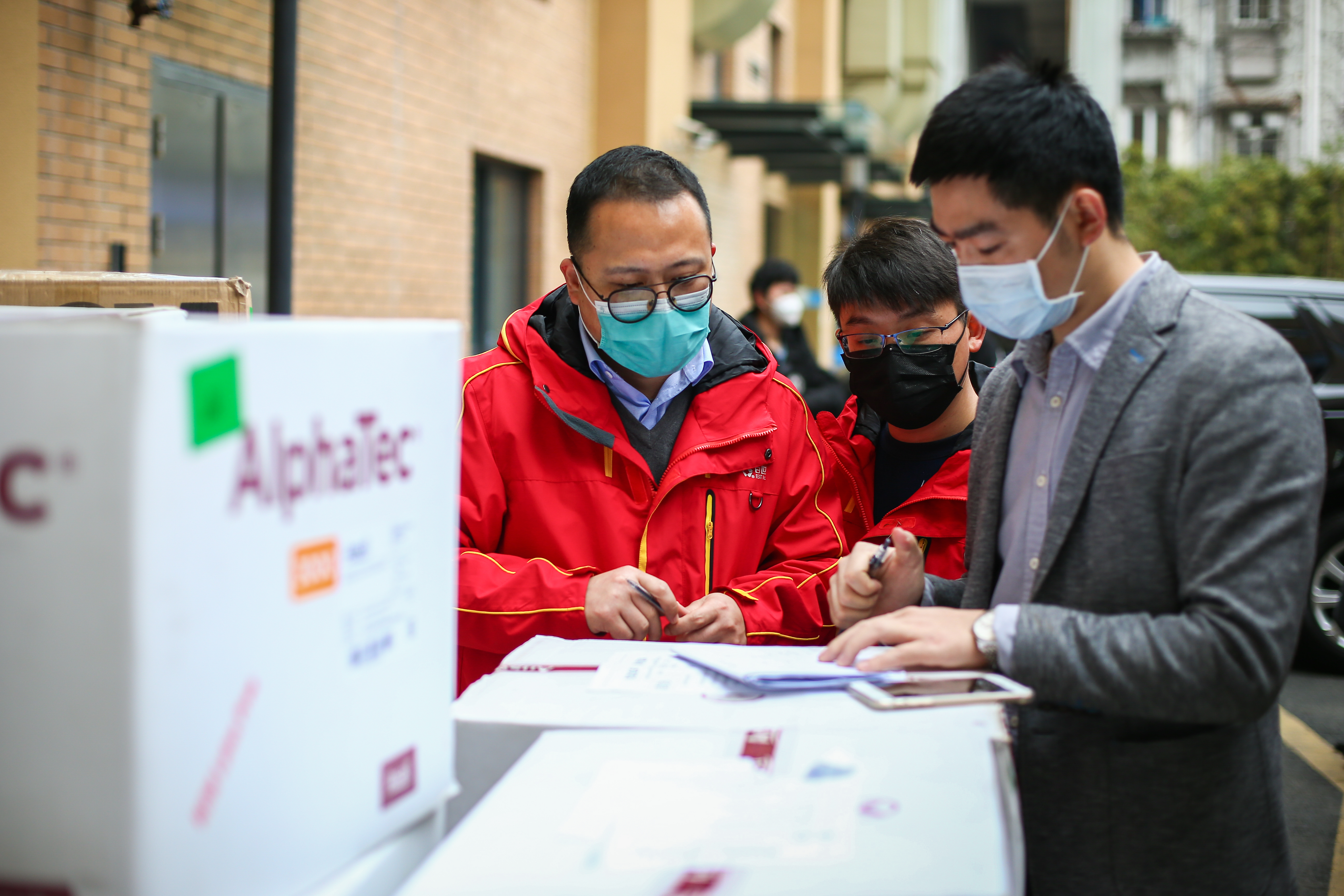 我在巴西采购10吨防护服：难辨真假差点放弃，被40万运费吓退