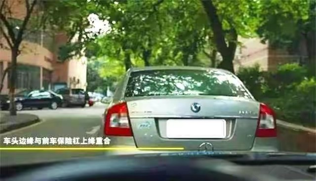 开车不知道车身怎么判断距离,开车看不到车头怎么判断行人距离