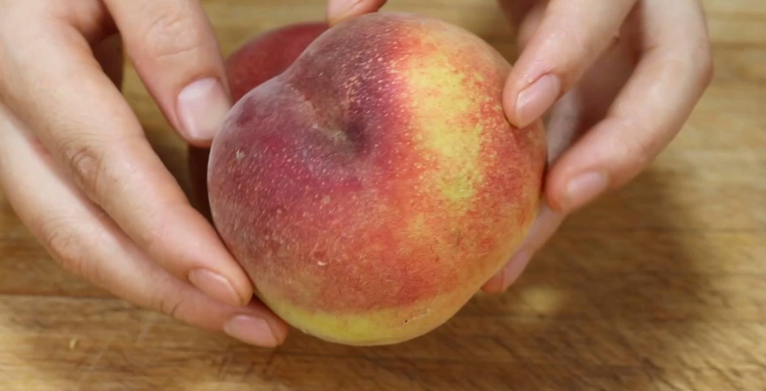 买桃子该怎么挑选呢,桃子怎么辨别甜酸