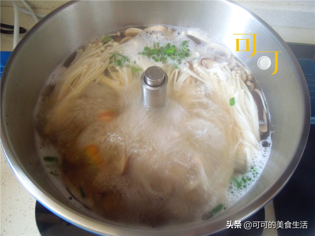 菌菇干墨鱼汤,墨鱼干杏鲍菇煲汤