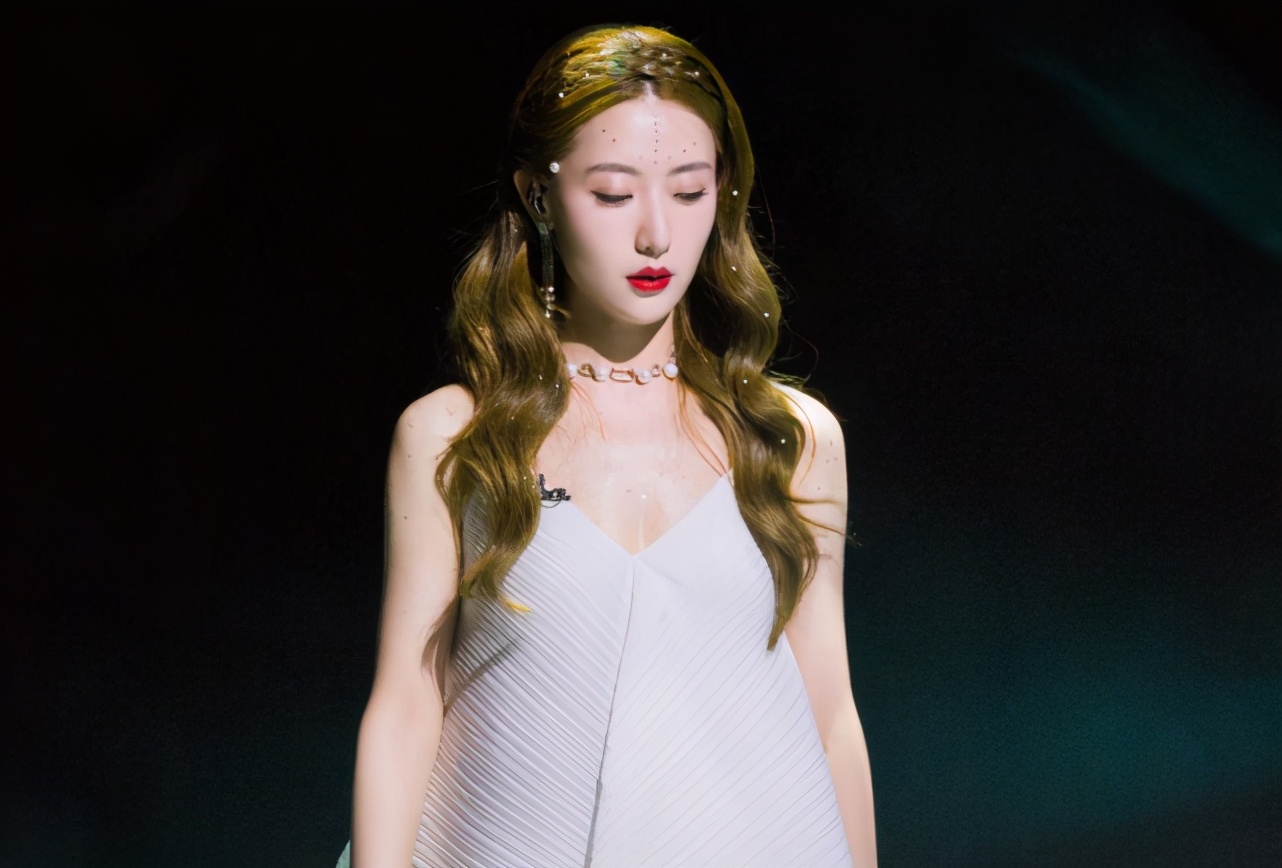 女明星舞台突发礼服事故,韩国女明星礼服意外脱落死亡