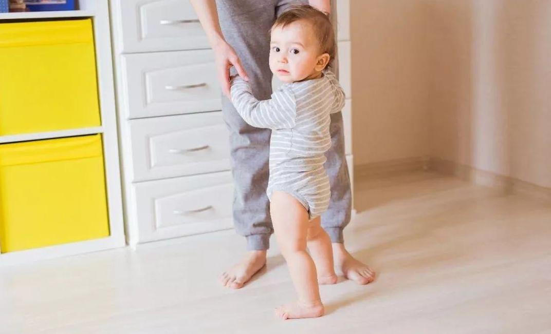 儿童不愿意多走路老是要抱抱,孩子不愿意走路总是要人抱