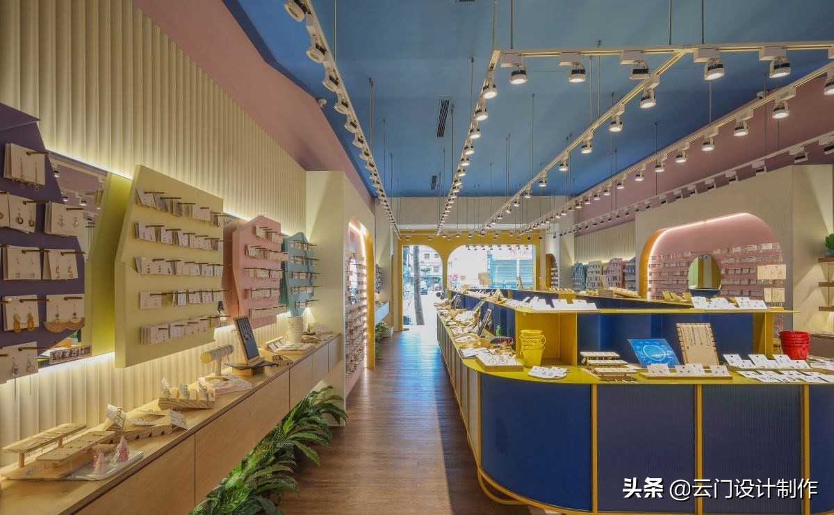 饰品游乐园！回转寿司陈列台与粉嫩饰品墙混搭，满足少女们购物欲