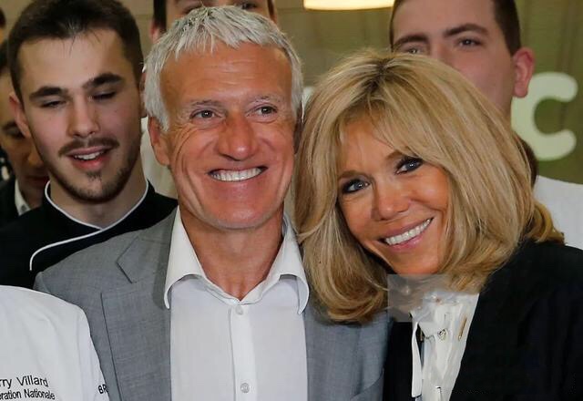 布丽吉特穿着一身黑色,布丽吉特一身浅蓝色的套装出镜