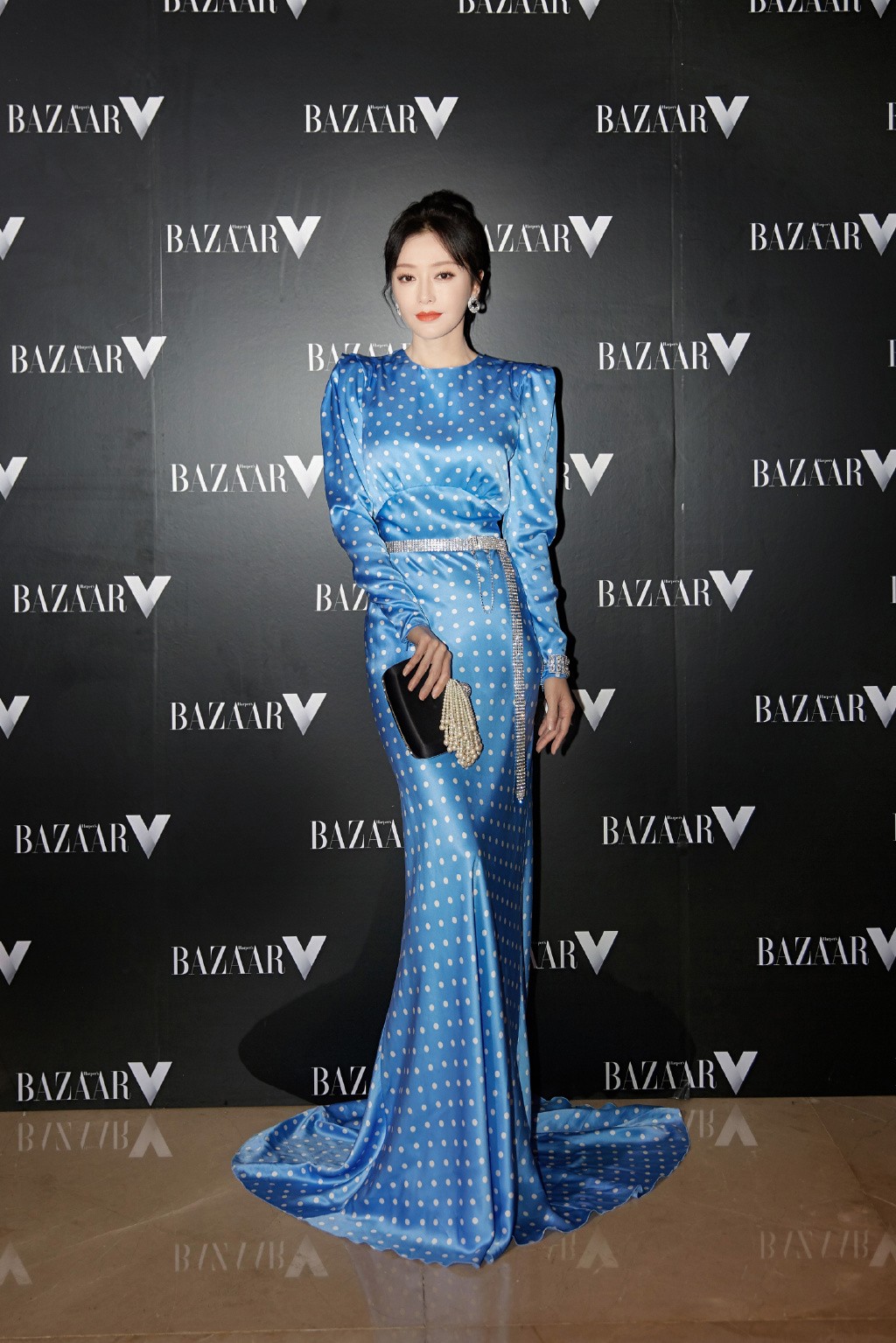 秦岚的状态真好穿圆领长裙走红毯,秦岚凸显迷人的穿搭