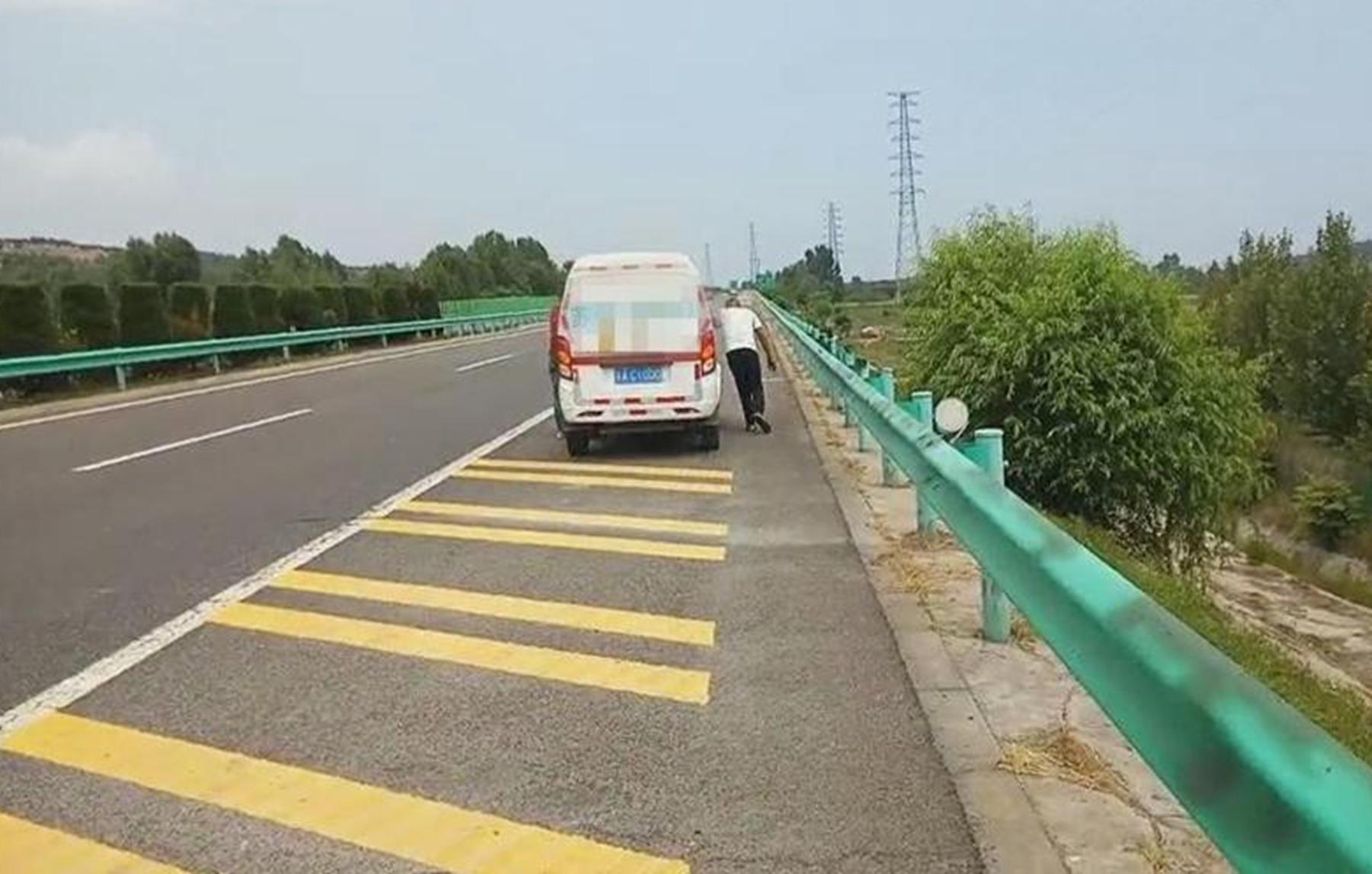 在高速上没油打哪个电话救援,车在高速上行驶没油了怎么办