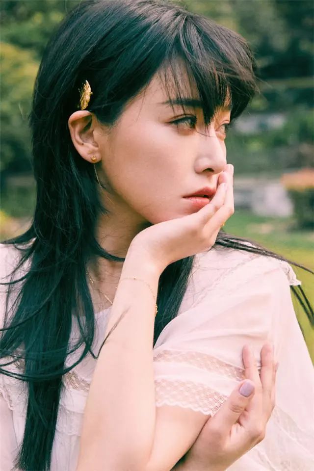 年轻的女人白头发梳什么发型,50岁发量少梳什么发型好看