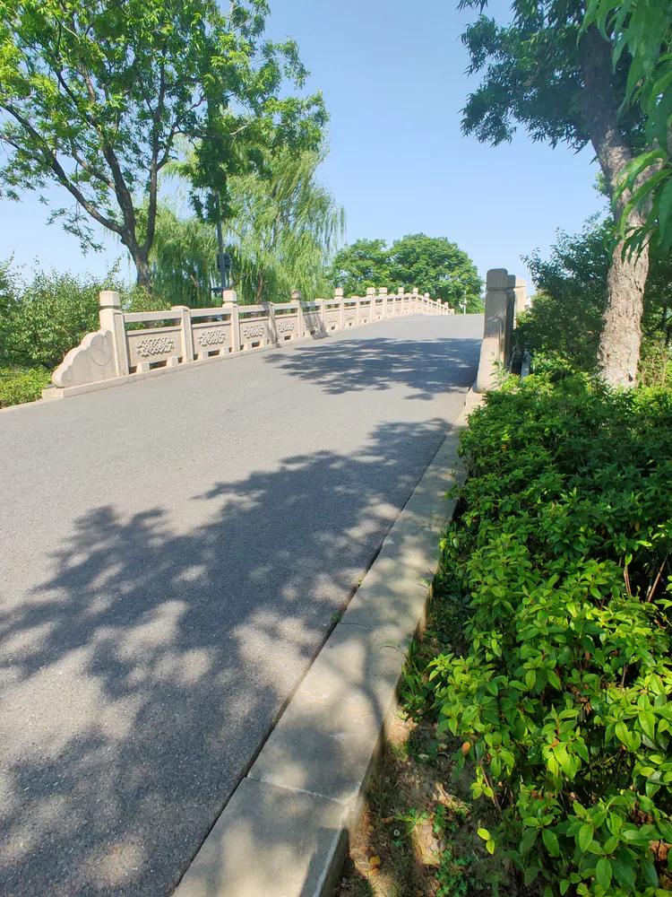 曾作为禁地，与外界隔绝二百六十多年的“玄武湖”，今日锣鼓喧天