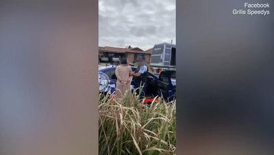 澳洲女子朝警察吐口水,称自己要去做病毒检测,下一秒被放倒