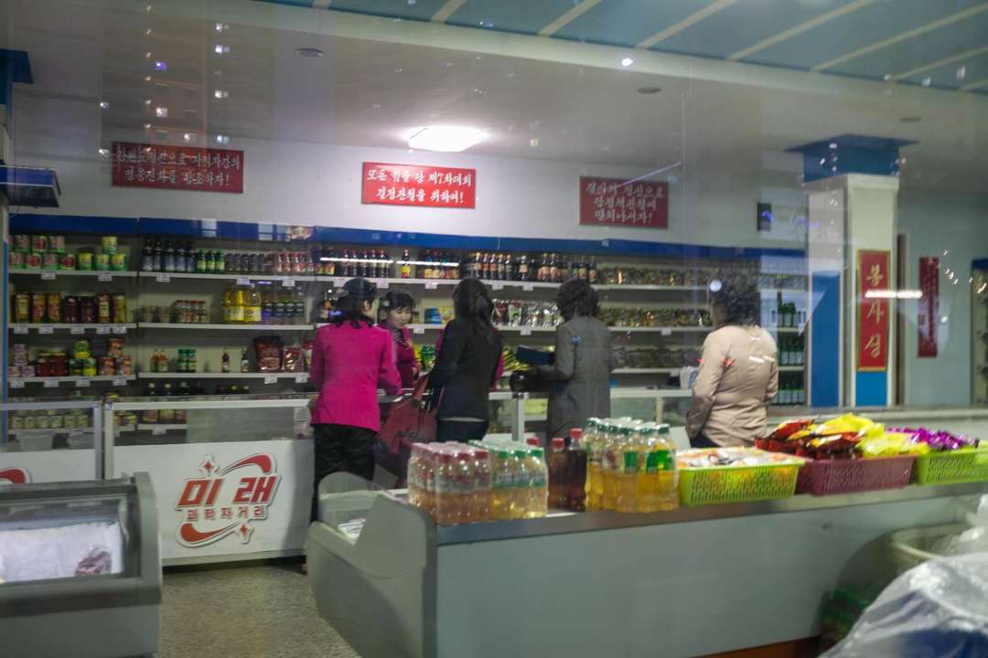 这款中国饮料在朝鲜非常受欢迎，当地人一天工资只够买两瓶