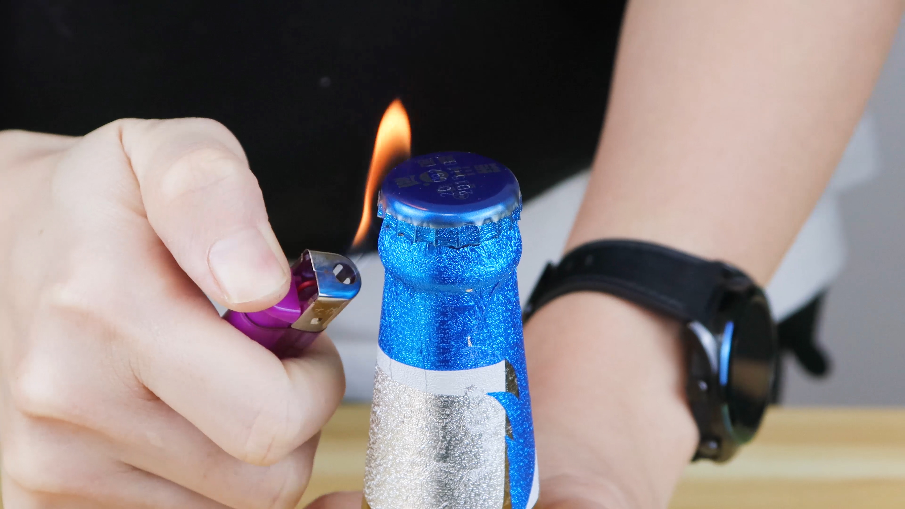 才发现，原来啤酒瓶盖里藏有“小机关”，掌握之后小女生也能拧开