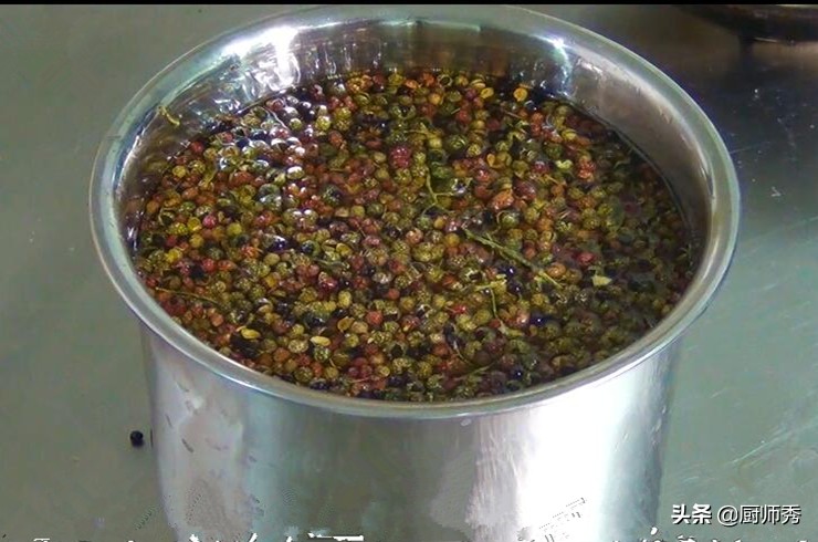 熬花椒油自己在家怎么做,椒香浓郁又有厚重的麻味花椒油