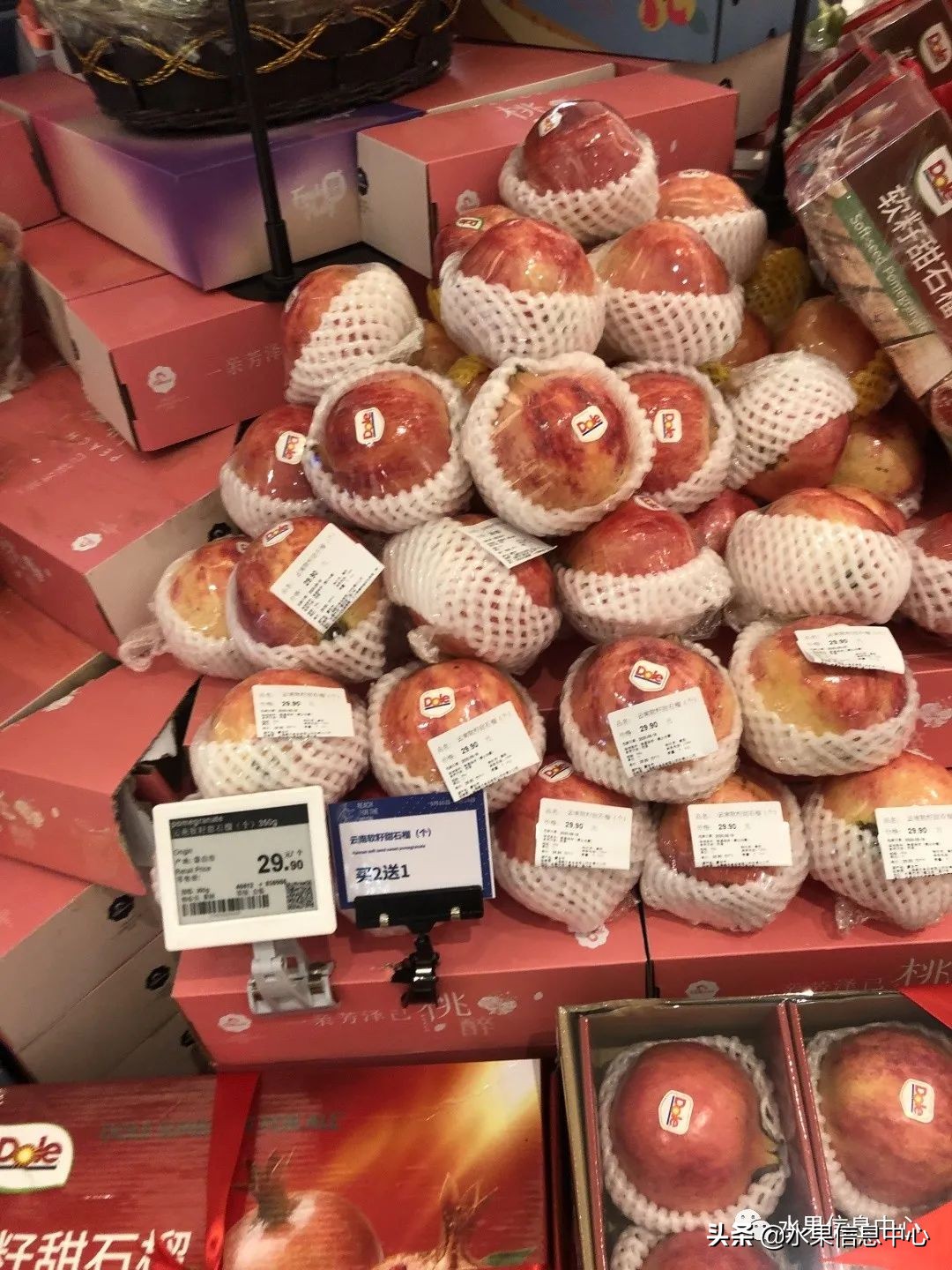 中秋节前，走访两家水果零售店，水果标准化在这里体现的淋漓尽致