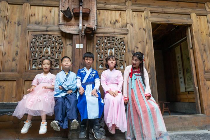 宜昌这个地方产美女，有一个大家都认识，现在还能让熊孩子涨知识