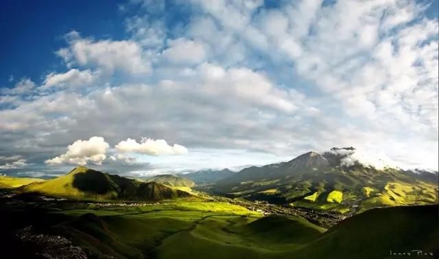 在公路旁随手一拍都是美景,中国有一条公路每一公里都是美景