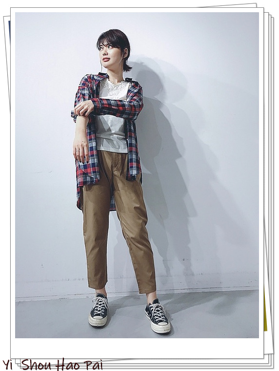 红色小格子衬衫女长袖时尚穿搭,红色格子衬衫配什么颜色裤子好看