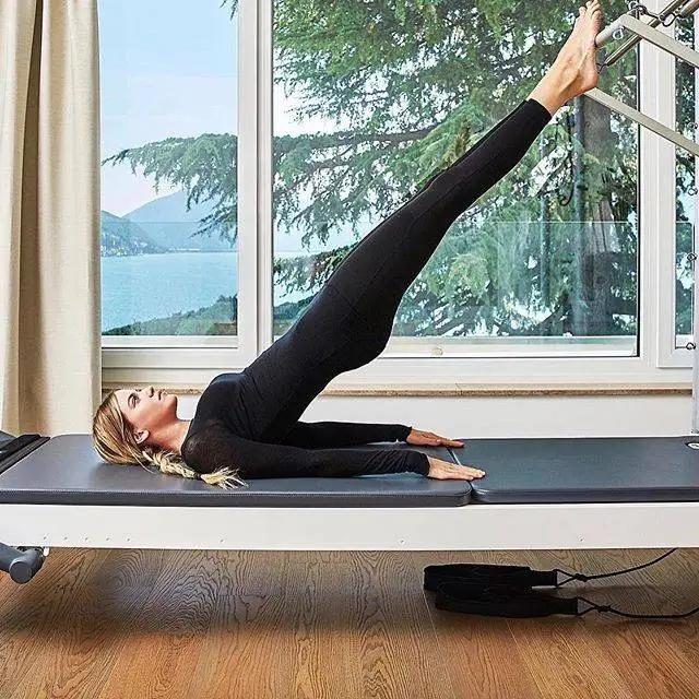 身高182cm模特，腰臀比完美，凹凸丰满，5个臀腿动作来塑造