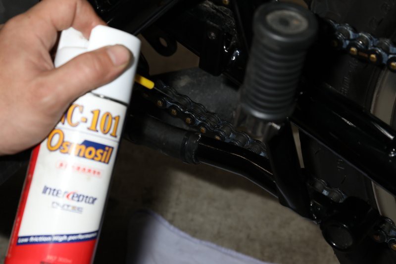 摩托车链条正确保养方法,摩托车没有大撑怎么保养链条