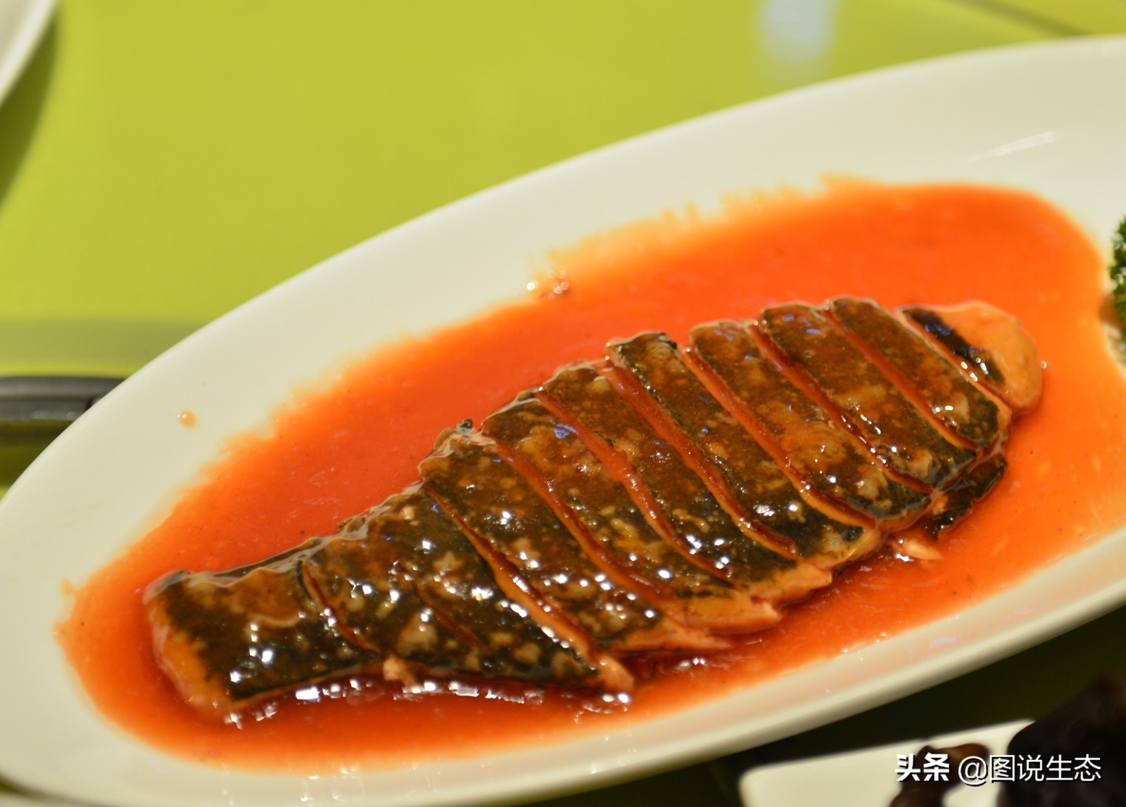 华灯初上，开封香飘夜空，叫卖声、欢笑声构成夜市版的清明上河图