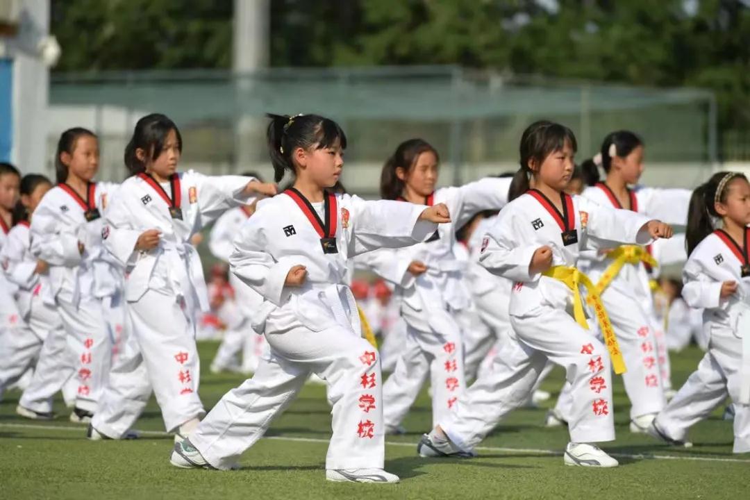 一百多人体育节开场,体育1000人活动