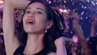 今年流行的西装怎么穿好看呢,穿皮西装怎么搭配好看