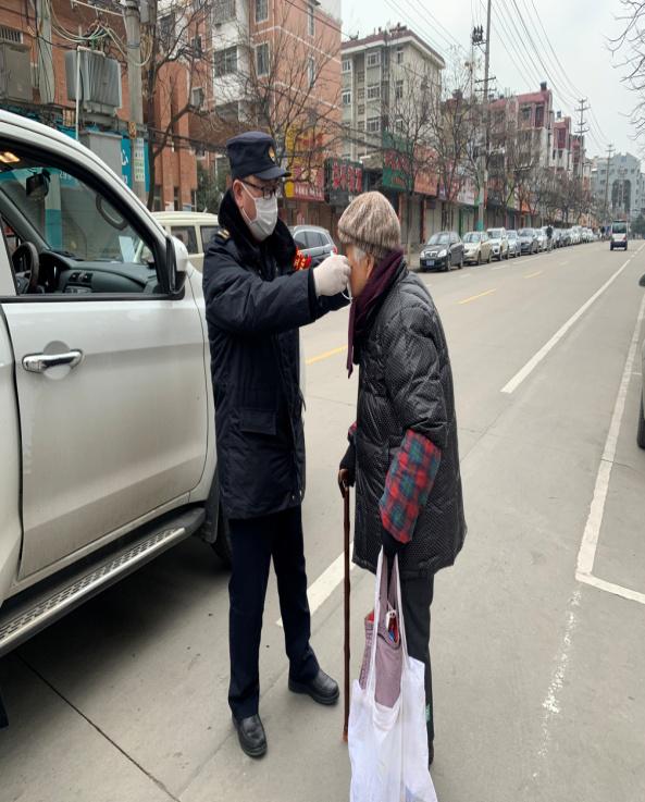 事情虽小却显真情——蚌埠龙子湖区城管队员路面巡查记