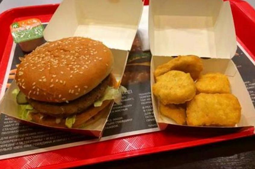 “这妈以后住养老院”，妈妈带娃吃汉堡，老板感慨母子20年后模样