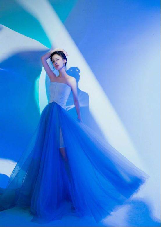 乘风破浪的姐姐黄圣依礼服 (黄圣依深v礼服走红毯完整版)