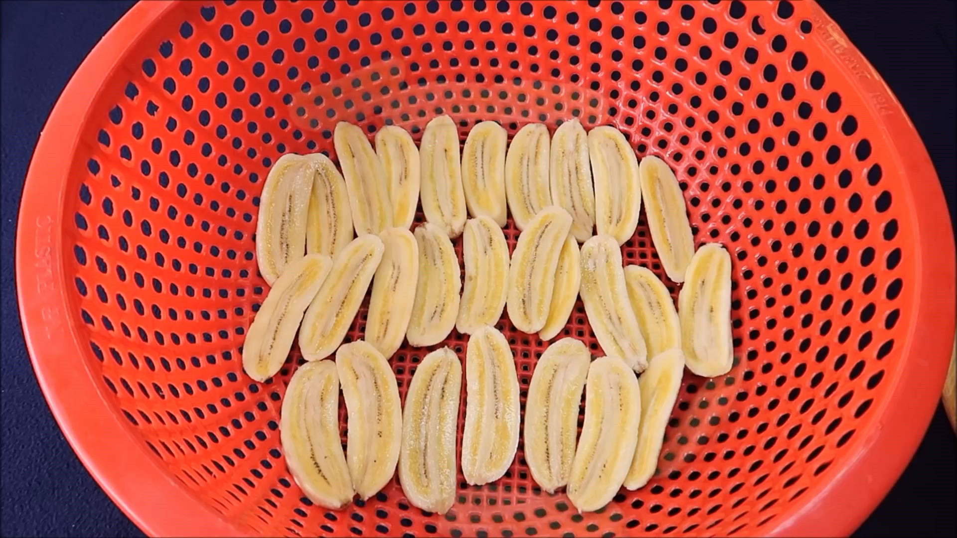 香蕉太生没法吃怎么办?放点糖烤一烤,比锅巴还要脆,好甜