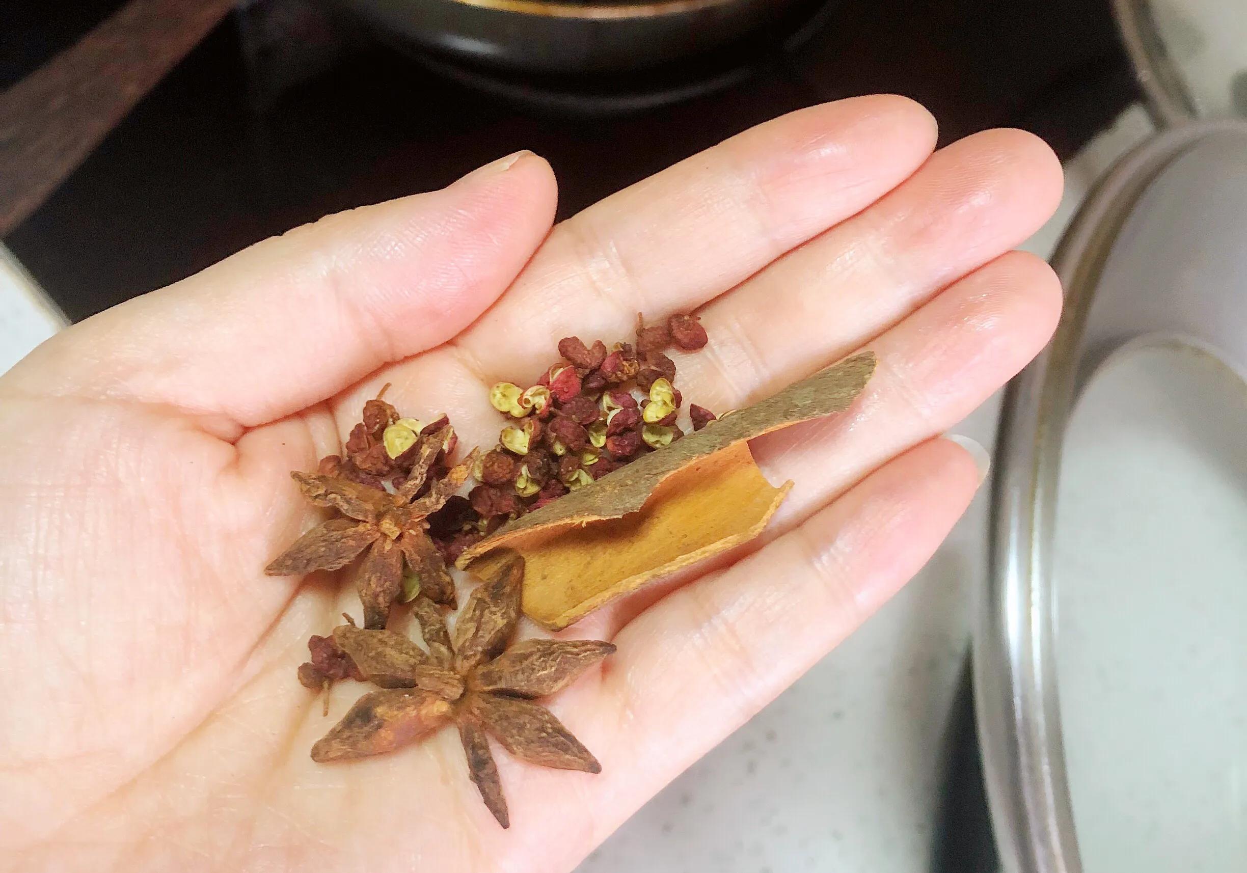 红烧肉焯水的正确制作不那么柴,为什么红烧肉烧得又咸又甜