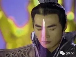 老鼠偷偷溜进博物馆，杀死拥有三只眼的远古生物