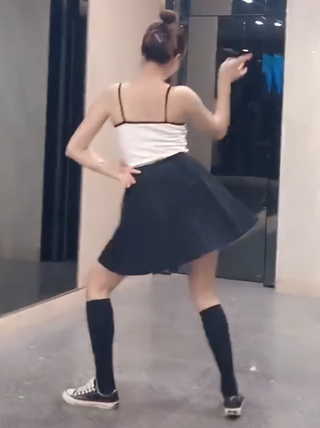 裙子配半截袜穿搭,夏天怎样搭配小裙子和腿袜