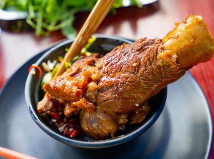 红极一时的自助骨头，如今迎来危机，用小心机戏耍顾客，不倒才怪