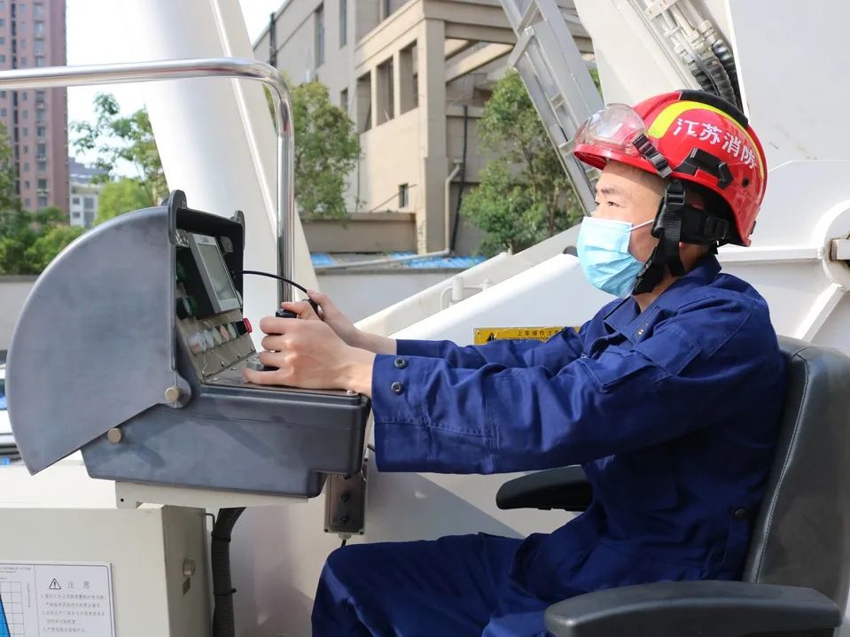 紧扣实战夯基础，苦练本领促提升--徐州市消防救援支队举高消防车驾驶员培训纪实