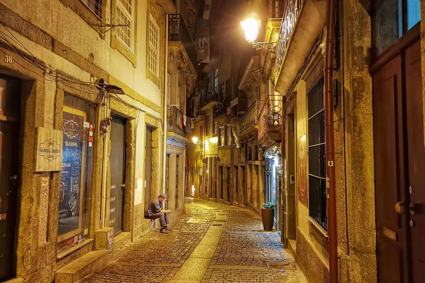 波尔图葡萄牙名城,雨夜漫步