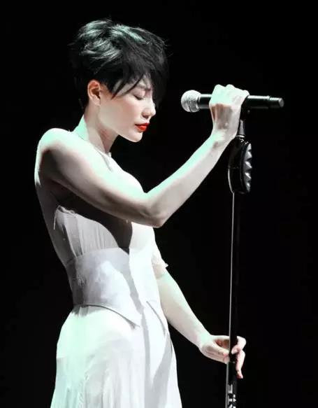 明星娱乐第一现场王菲谢霆锋,明星娱乐第一现场王菲