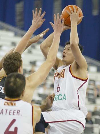 男篮打架高手盘点，巩晓彬最硬朱芳雨一战成名，李楠军体拳成典范