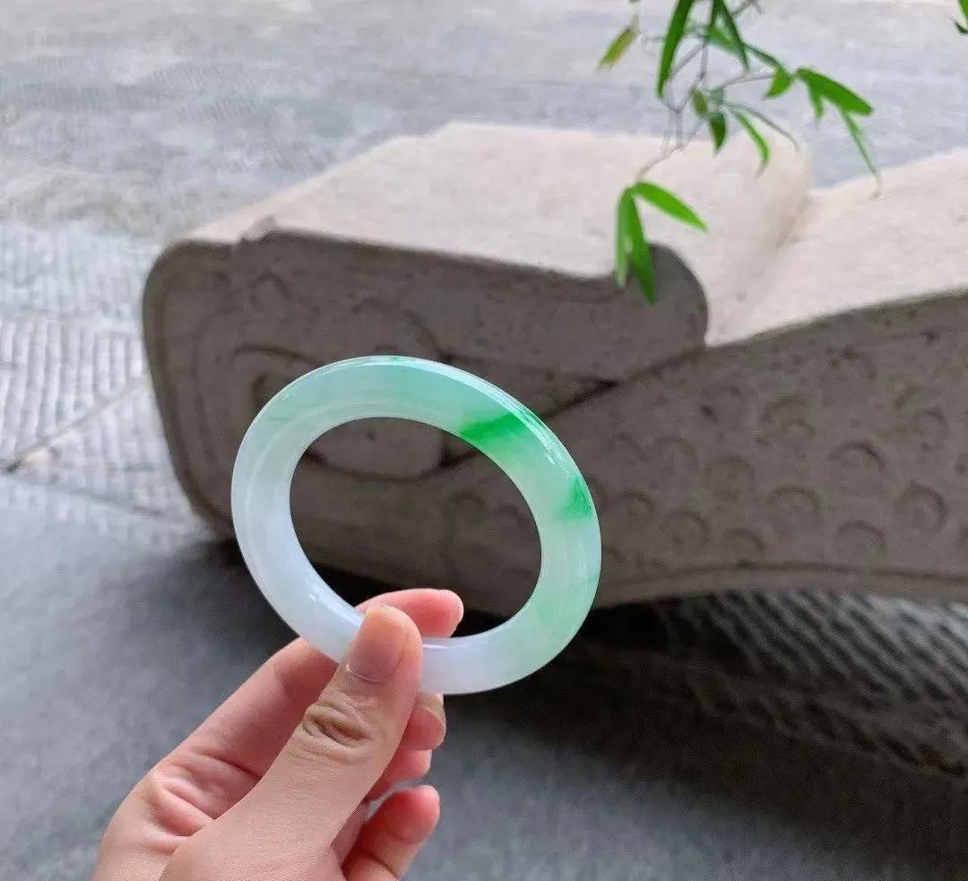 婆婆送的老翡翠手镯,婆婆送百年翡翠手镯