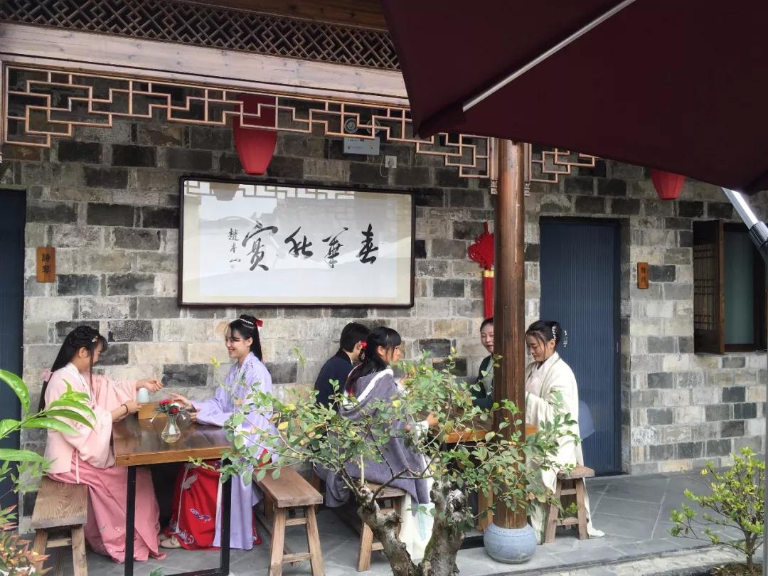 山崖上的徽派民宿,民宿古香古色的徽派民宿