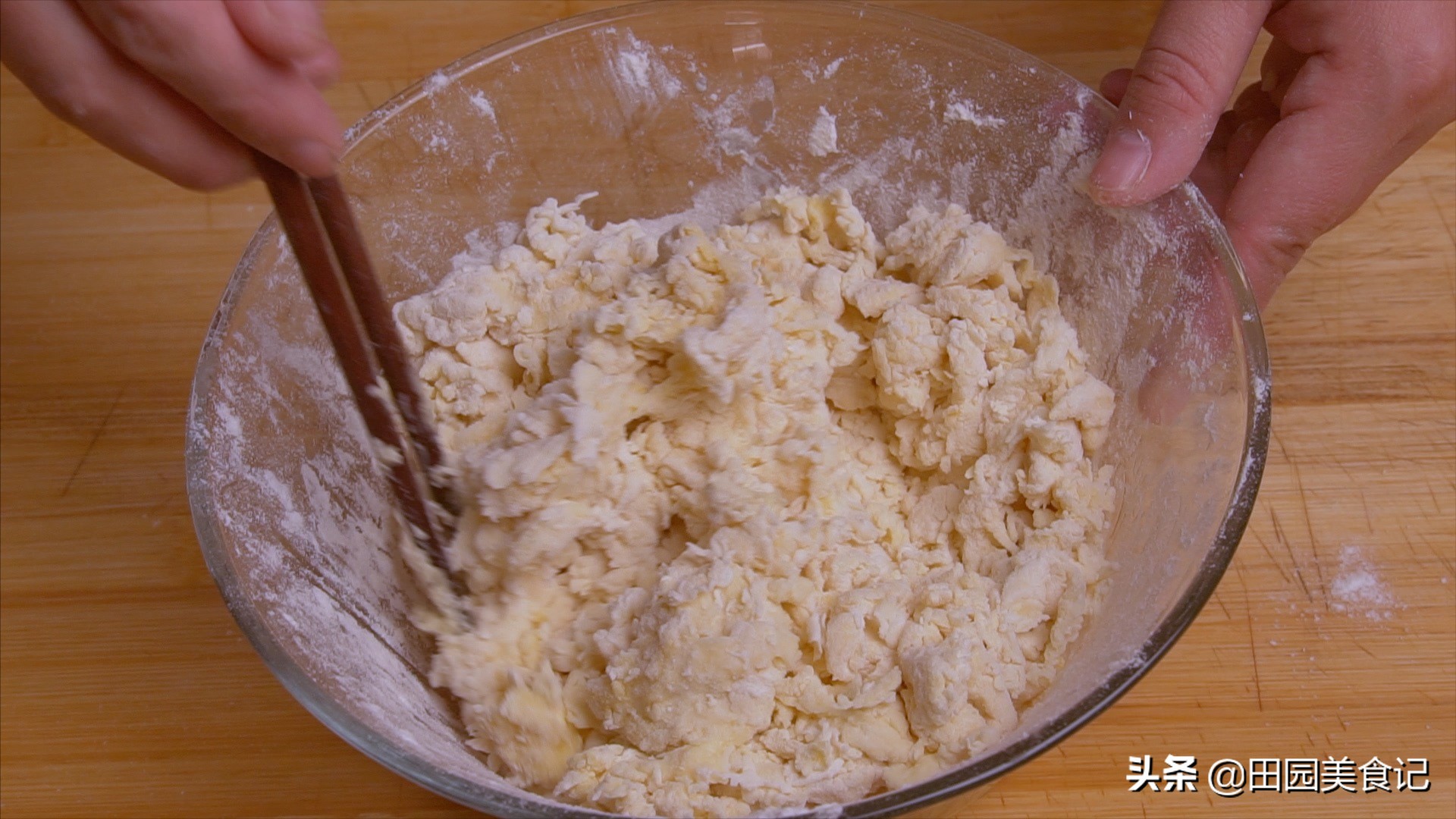 在家就能炸出蓬松酥脆的油条,油条怎么做到蓬松酥脆健康