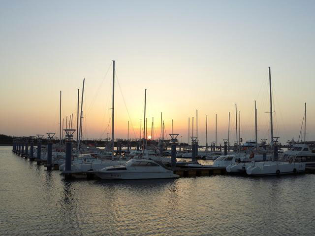 一轮骄阳升日照，二夜美梦伴海涛，三天渔家海鲜饱朋友同行欢笑多