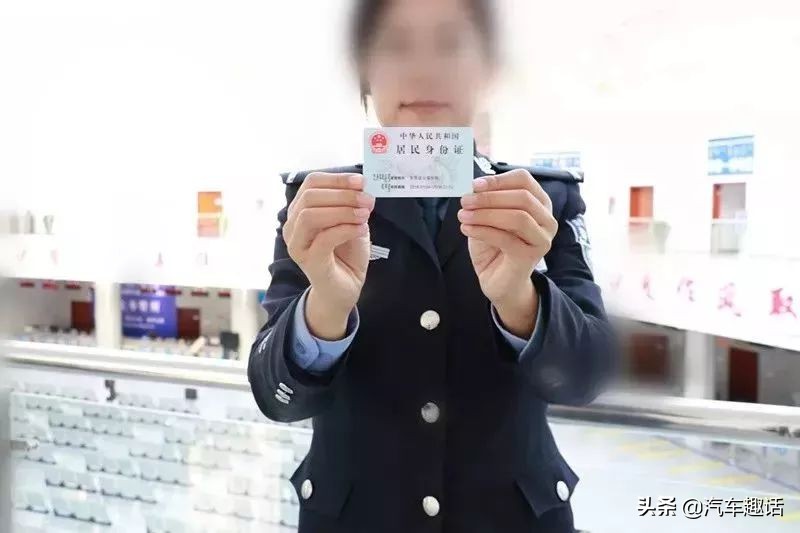 旧车保留牌照新车上牌流程,买新车去上牌没领牌怎么开