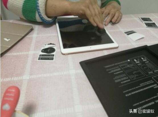 平板贴膜详细教程注意以下几点,怎么看平板贴膜了和没有贴膜