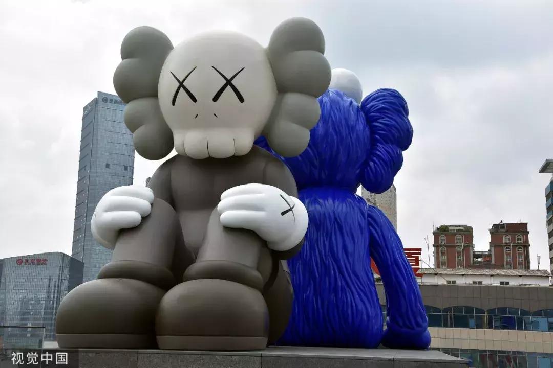 优衣库回应联名款被哄抢,被抢购优衣库衣服图片