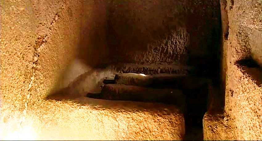 小水塘下藏着巨大山洞,水塘抽干水后专家竟然发现宫殿