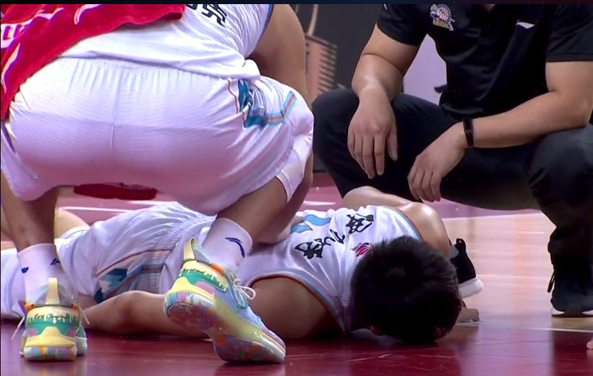 *疆新**遭重创：天才前锋重摔，被担架抬出阿的江黑脸可兰仰天长啸