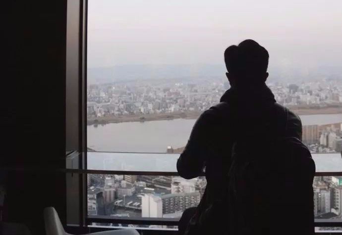 放弃城市40万年薪，夫妻躲进深山造出“最美书店”引600万人围观